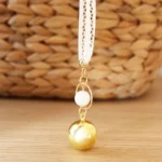 bola de grossesse avec collier en dentelle