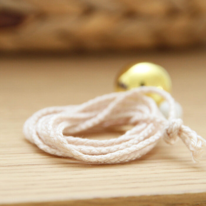 le collier de base de votre bola est un cordon en coton couleur crème