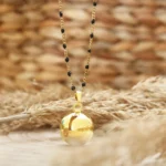 bola de grossesse marie avec chaine perle dorée