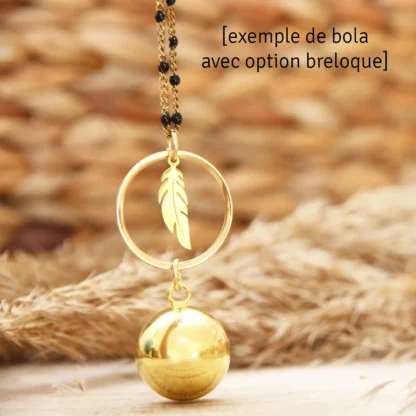 exemple de bola de grossesse avec sa chaine et une option breloque dorée