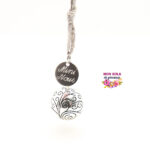 Le Bola de Grossesse Personnalisé : Une Touche Unique Personnalisation et Émotion La personnalisation permet de créer un bijou vraiment unique. Que ce soit un bola personnalisé prénom, un bola personnalisé initiales, ou tout autre forme de gravure, cette customisation transforme le bola en un véritable talisman émotionnel. Types de Personnalisations Populaires Parmi les options les plus demandées, on trouve : Le prénom du bébé (bola personnalisé prénom) Les initiales du bébé ou des parents (bola personnalisé initiales) La date prévue de l'accouchement Des messages d'amour courts Des symboles comme des cœurs ou des étoiles