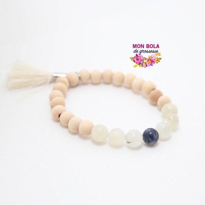 un bracelet en pierre de lune et sodalite