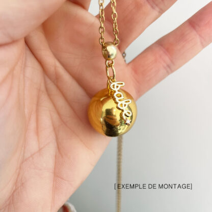 Le bola de grossesse avec pendentif Babe (bébé en anglais" est orné d'un strass