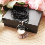 notre bola de grossesse avec perles d'améthyste, personnalisable et apaisant, idéal pour futures mamans.