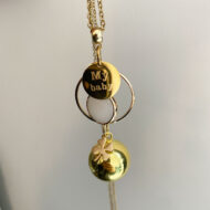 Le bola de grosses avec pendentif trèfle et pierre de jade est fait à la main en France