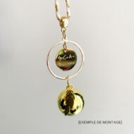 Le bola de grossesse plume peut être personnalisé avec une médaille gravée