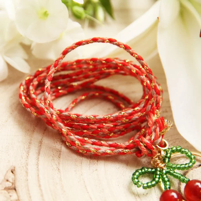 bola grossesse gravé thème cerise avec perles et collier en cordon tressé