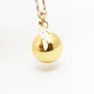 bola doré avec breloque inoxydable plume. un bijou de grossesse à personnaliser