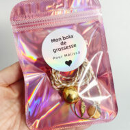 Le bola de grossesse plume est personnalisé sur commande