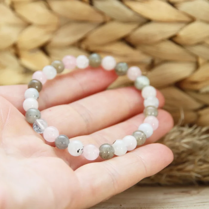 Bijou de guérison grossesse avec quartz rose, pierre de lune et labradorite.