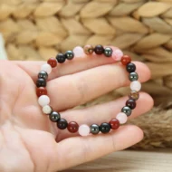 Bijou de guérison grossesse avec quartz rose, jaspe rouge, hématite, pierre de sang.