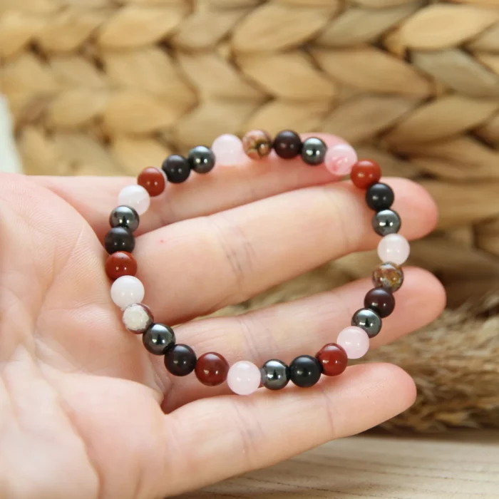 Bijou de guérison grossesse avec quartz rose, jaspe rouge, hématite, pierre de sang.