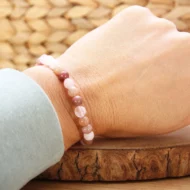 Bijou maternité lumineux et personnalisé pour futures mamans.
