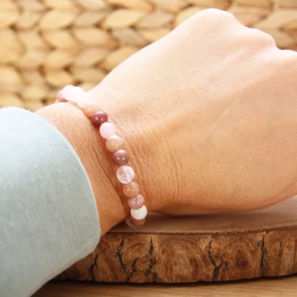 Bijou maternité lumineux et personnalisé pour futures mamans.