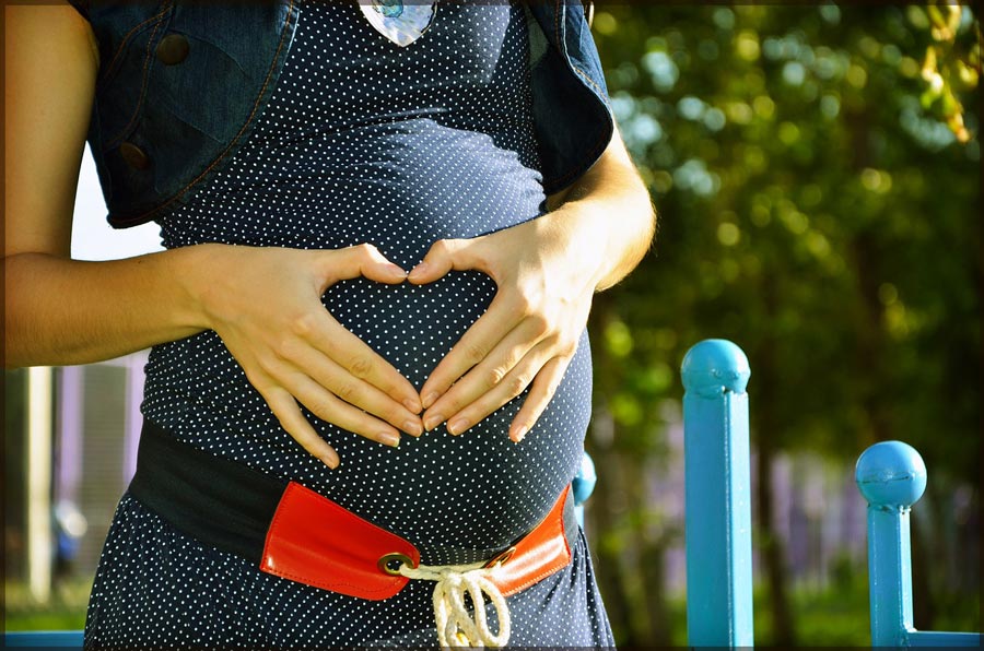 Un bola de grossesse tout en pierre précieuse : un bijou unique