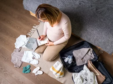 La valise de maternité : les 10 essentiels pour un départ serein