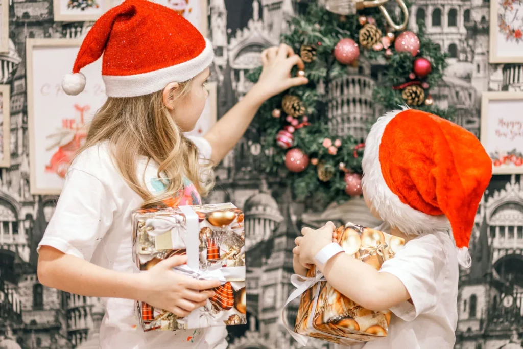 Décorez le sapin de Noël avec vos enfants sans crises avec ces 5 conseils