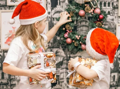 Décorez le sapin de Noël avec vos enfants sans crises avec ces 5 conseils