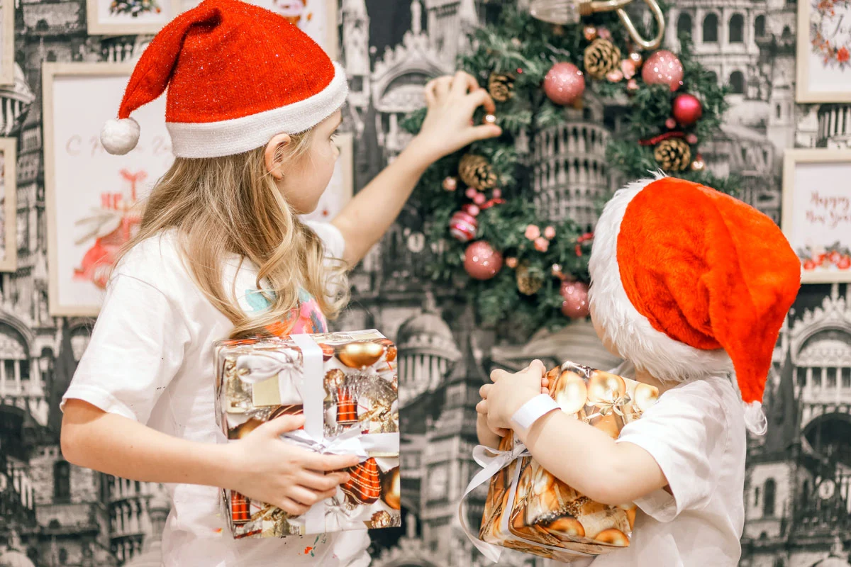 Décorez le sapin de Noël avec vos enfants sans crises avec ces 5 conseils