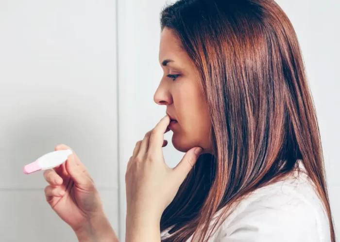 Décryptez votre test de grossesse : trait pale ou d’évaporation ?