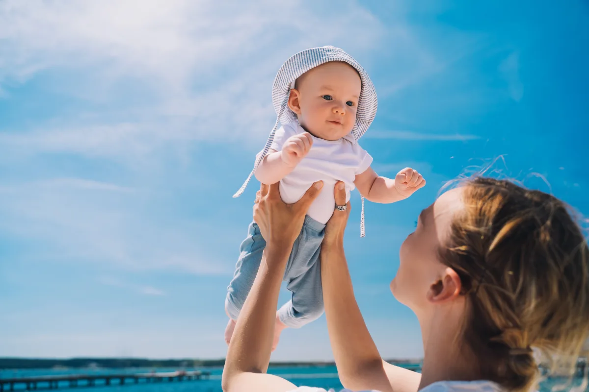 + de 30°C, comment bien s’occuper de votre bébé en sortant de la maternité ?