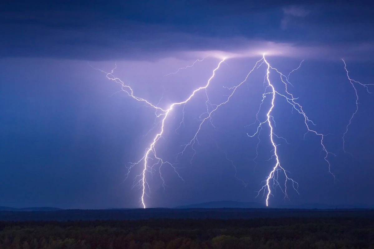 Gérer les orages avec bébé : conseils pratiques et rassurants
