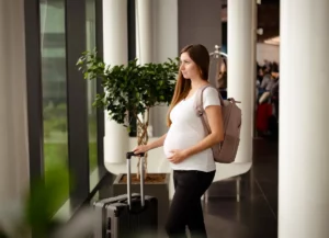 5 conseils pour des voyages sereins pendant les premiers mois de votre grossesse