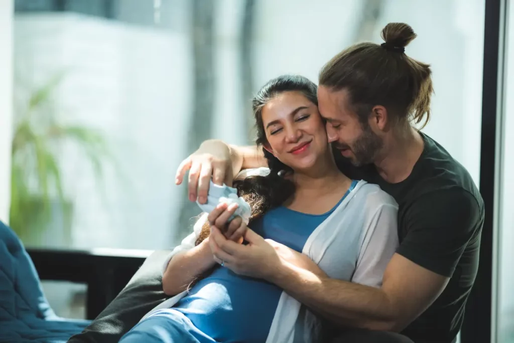 Comment inclure votre partenaire dès les premiers mois de grossesse : 3 conseils essentiels