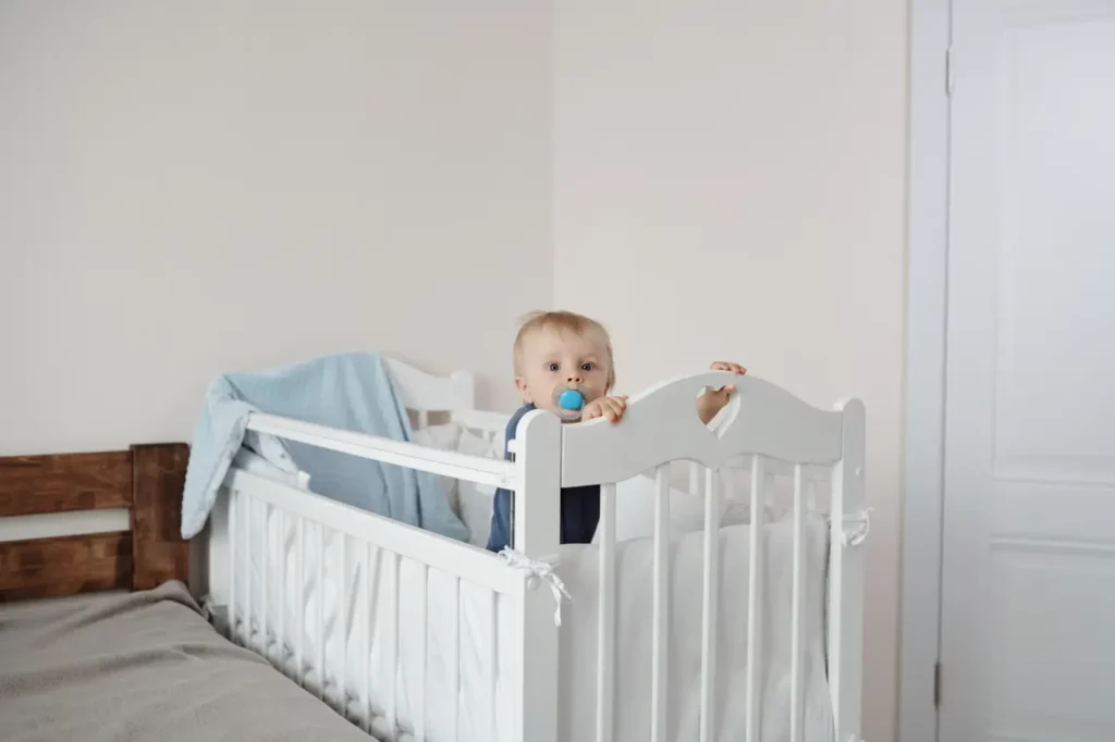 Tresse de lit bébé : Tout savoir sur cet accessoire déco controversé