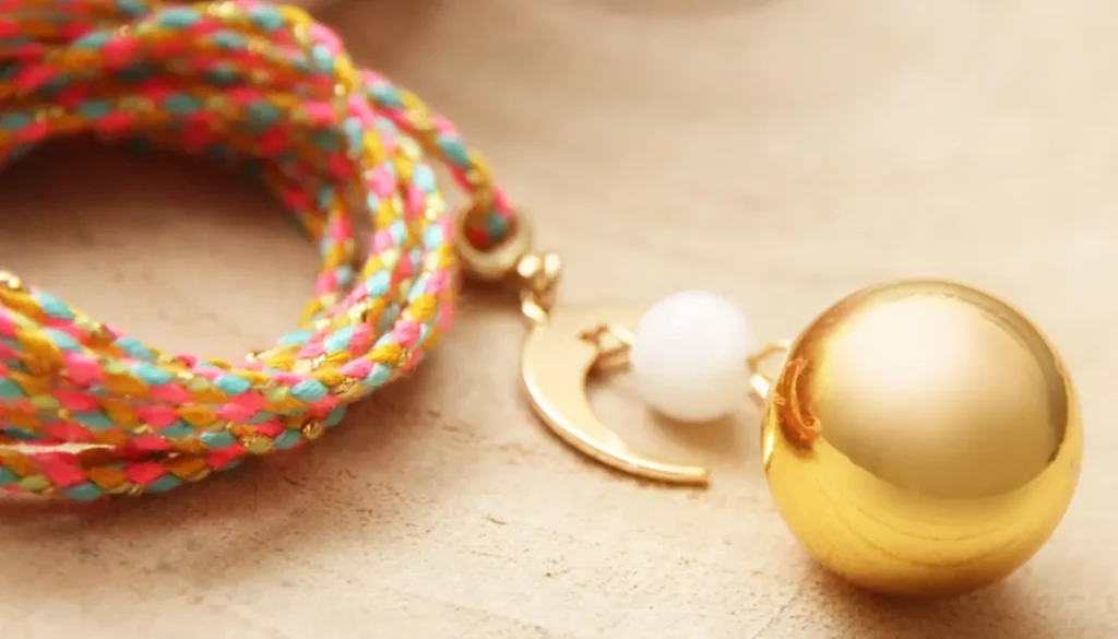 Porter un bola de grossesse avec sa pierre de lune