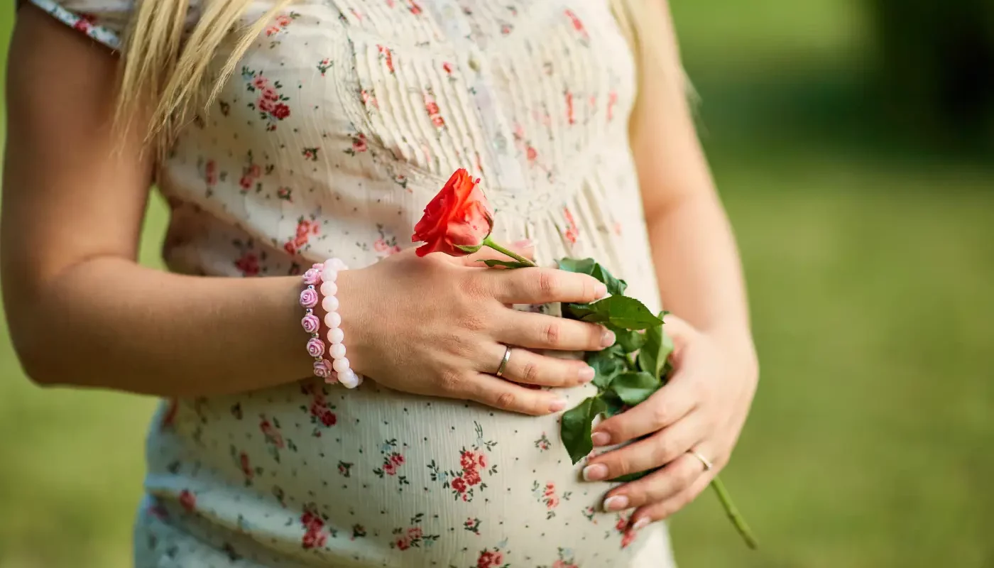 Bola de grossesse en Pierre de Lune : quels bienfaits et pourquoi le porter ?