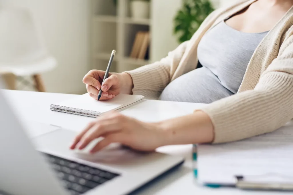 Future maman en 2025 : quelles sont les aides de la CAF ?