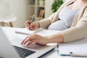 Future maman en 2025 : quelles sont les aides de la CAF ?