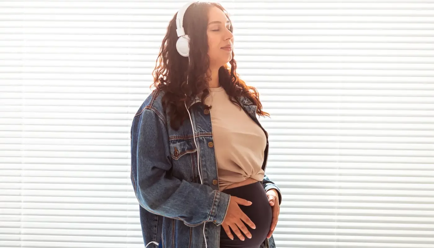 Quels podcasts « grossesse et maternité » écouter en 2025 ?