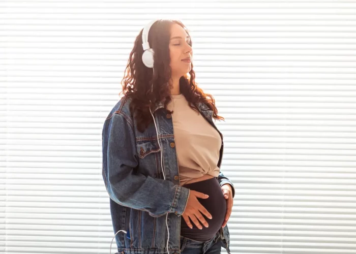 Quels podcasts « grossesse et maternité » écouter en 2025 ?