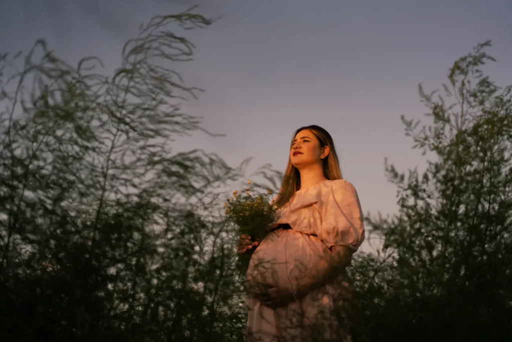 La pleine lune du 13 avril 2025 : quels impacts sur le corps et la santé des femmes enceintes ?