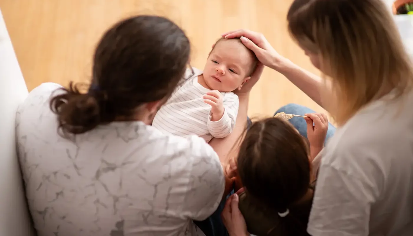 Prénoms d’été 2025 : comment choisir le prénom parfait pour votre bébé soleil ?