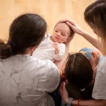 Prénoms d'été 2025 : comment choisir le prénom parfait pour votre bébé soleil