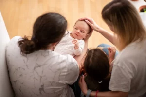 Prénoms d'été 2025 : comment choisir le prénom parfait pour votre bébé soleil
