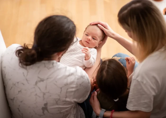 Prénoms d’été 2025 : comment choisir le prénom parfait pour votre bébé soleil ?