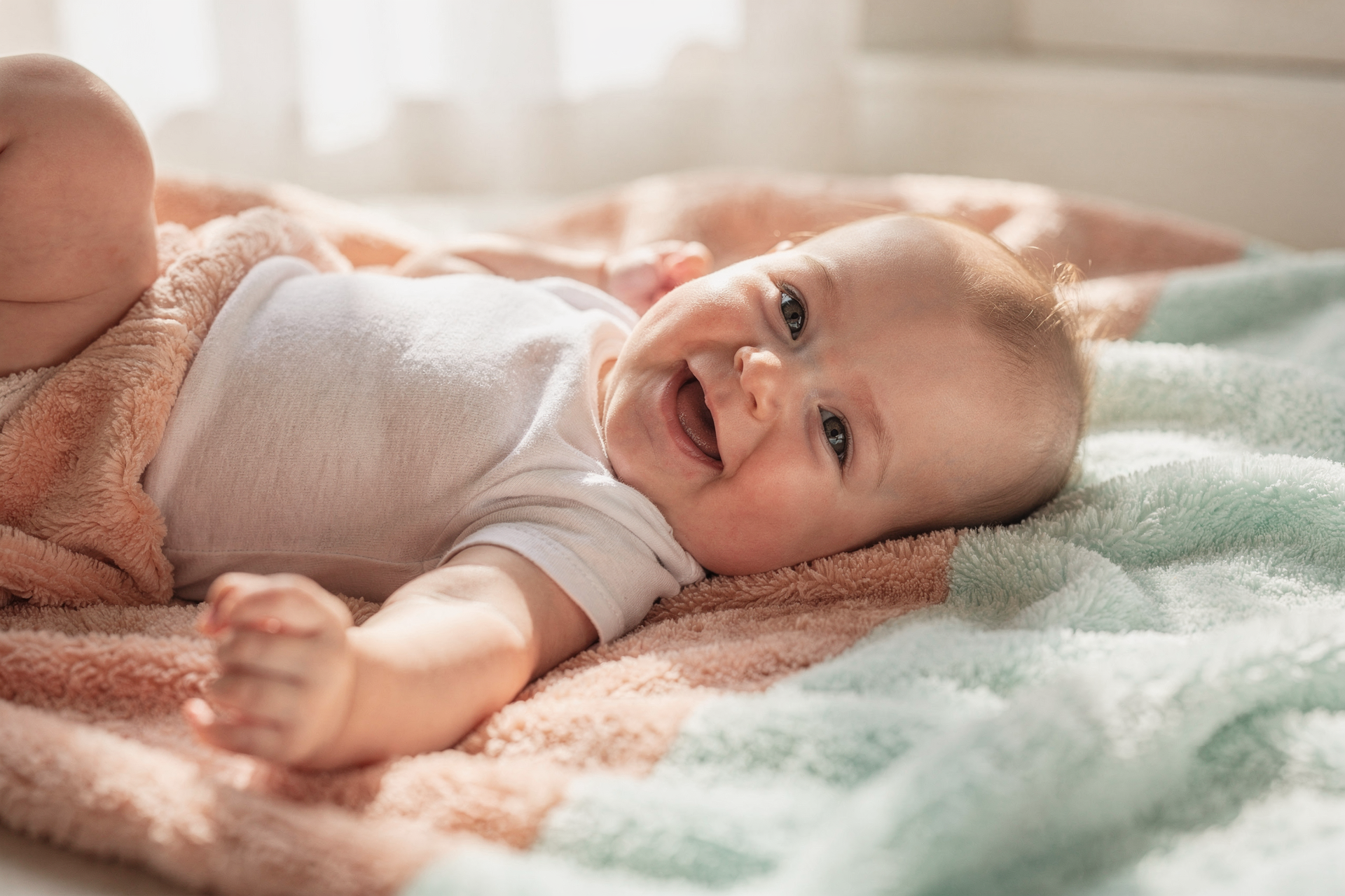 À quel âge un bébé se retourne du dos au ventre puis du ventre au dos ?